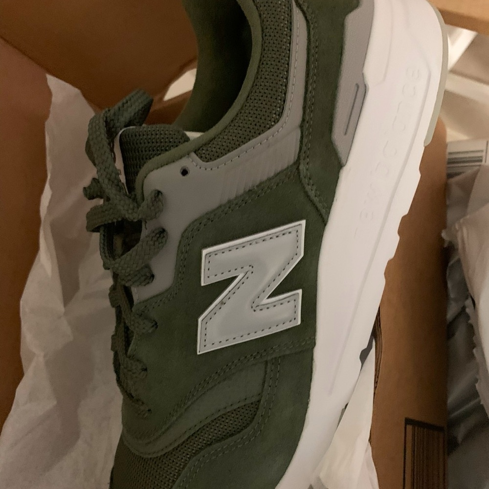 New Balance Green Sneakers with Chunky Design and Cushioned Sole

(Worn twice)